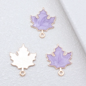 Violette Emaille Ahornblatt Anhänger mit goldener Legierung und Textur für DIY Schmuck