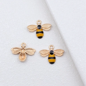 Drei bunte Emaille-Bienenanhänger in Schwarz, Gelb und Gold für DIY-Schmuckherstellung