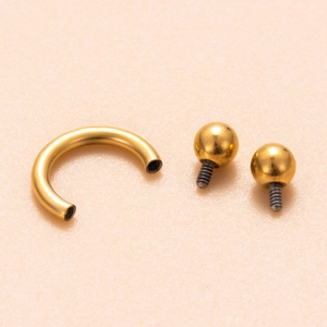 Anello a ferro di cavallo in titanio dorato lucido con sfere a filettatura interna