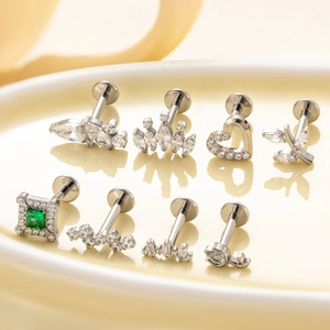 Set de piercings planos de titanio con circonitas de corona, corazón y esmeralda