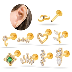 Set de pendientes labret de titanio G23 con diseños de corazón y flores en acabado dorado