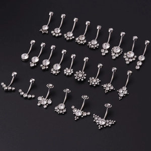 Collection détaillée de 24 piercings de nombril en acier avec des pierres de zircon clair