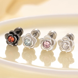 Ohrstecker aus Titanstahl in Rosenform mit bunten Edelsteinen und Schraubverschluss