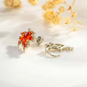 Vintage Ahornblatt-Ohrringe in Gold mit herbstlich orangen Kristallen und Metallschnalle