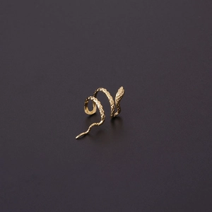 Goldene Punk-Schlangen-Ohrklemme mit feiner Schuppenstruktur und elegantem Spiraldesign