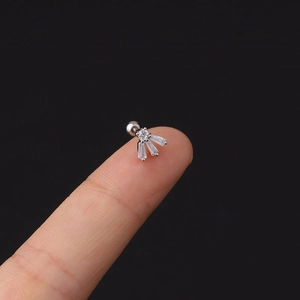 Macro di orecchino in acciaio 20G con zirconi e chiusura a vite sulla punta del dito