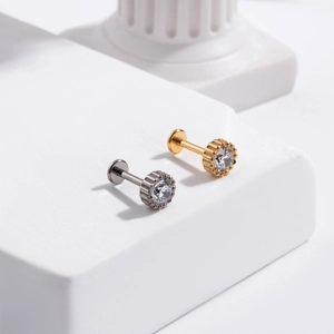 Détail de piercings labret en titane G23 avec serti couronne et pierres de zircon clair