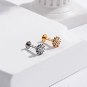 Détail macro du piercing labret en titane G23 avec couronne d'étoile et zircons clairs