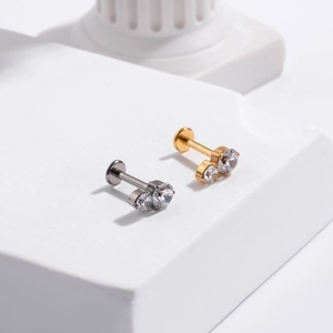 Détails des clous labret en titane G23 avec zircons étagés en finitions argent et or