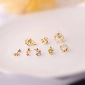 Set aus Titanstahl-Piercing-Ohrringen mit bunten Zirkonia und Blumendesigns