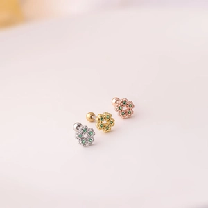 Drei filigrane Helix-Ohrringe in Silber, Gold und Roségold mit grünen Steinen