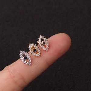 Dettaglio di orecchini a perno con occhio di Allah in argento oro e oro rosa
