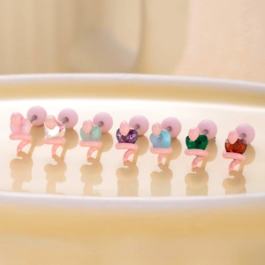 Orecchini a cartilagine a cuore rosa in sette colori con eleganti accenti a spirale serpente