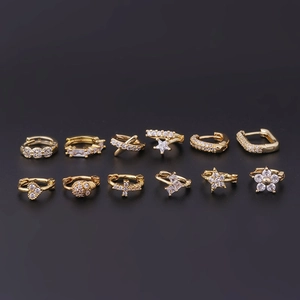 Set aus zwölf 8mm goldenen Creolen mit Anhängern aus Herz, Blume und Kreuz aus Zirkon