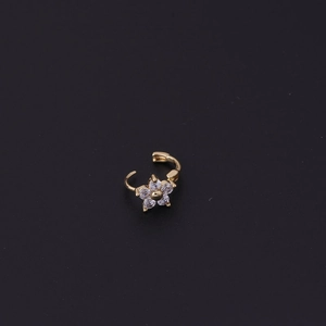 Detailaufnahme von vergoldeter Blumen-Ohrmanschette mit Zirkonia-Steinen auf schwarzem Grund