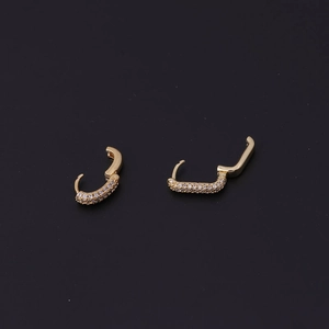 Detailansicht der vergoldeten 8mm Ohrringe mit Reihen funkelnder weißer Zirkonia-Steine