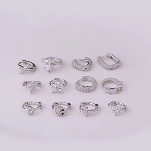 Set mit 12 Paar 8MM silbernen Creolen mit Herz-Kreuz-Stern-Motiven und glänzenden Zirkonia