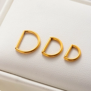 Trois tailles d'anneaux de nez et boucles d'oreilles en titane G23 doré avec fini miroir