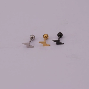 Detailansicht der Blitz-Ohrstecker in Silber, Gold und Schwarz aus rostfreiem Edelstahl