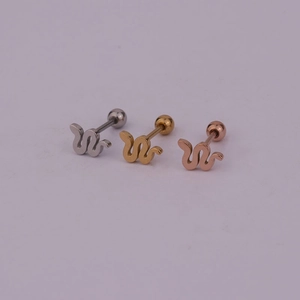 Makro-Detail von Schlangen-Ohrsteckern in Silber, Gold und Roségold mit Kugel-Schraubverschluss