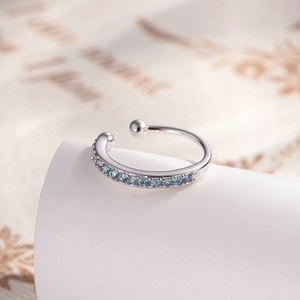 Polsino per orecchio minimalista in argento con pietre blu cielo e design aperto elegante