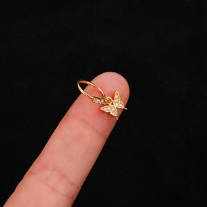 Elegante aro para nariz de mariposa dorada con piedras de circón blanco en aro redondo