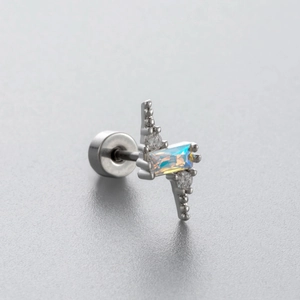 Clou d'oreille en acier titane poli avec pierre d'opale et zircons étincelants