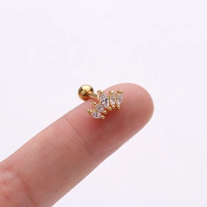 Clou d'oreille doré avec zircons marquise présenté sur un doigt pour la taille