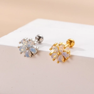 Dettaglio di orecchini a fiore in zircone con chiusura a vite in oro e argento lucido