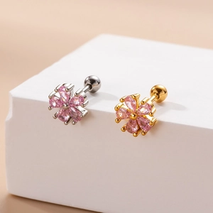 Dettaglio degli orecchini a fiore con zirconi rosa a goccia e placcatura in oro o argento