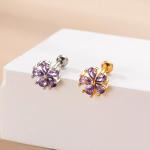 Macro di orecchini a fiore in argento e oro con petali di zircone viola a goccia