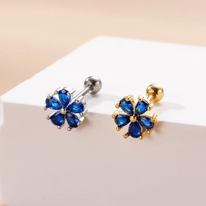 Dettaglio di orecchini a fiore con pietre blu a goccia e chiusura a vite in metallo