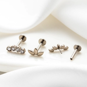 Vue macro de piercings labret en titane G23 avec coquillage cœur et zircons marquise