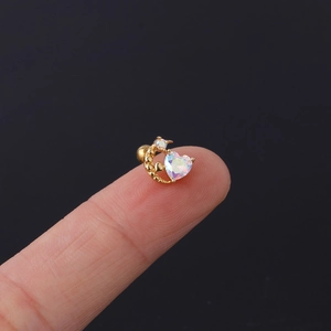 Makroaufnahme vom 20G Edelstahl Helix Piercing mit Mond, Herz und Regenbogen Zirkon