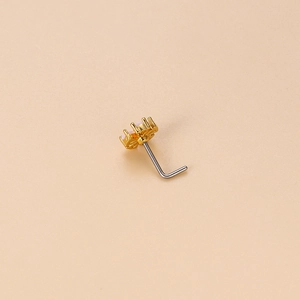 Piercing de nariz en forma de L con una circona rosa redonda en un engaste dorado
