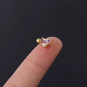 Makroaufnahme eines 20G Edelstahl-Helix-Steckers mit AB-Zirkonia Kronendesign