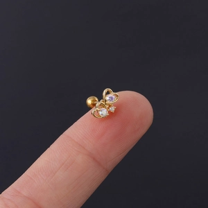 Nahaufnahme von 20G Edelstahl Helix Piercing mit schillernden AB Kristallen in Gold