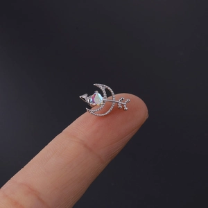 Makroaufnahme von Silbermond und Pfeil-Piercing mit herzförmigem Regenbogen-Zirkonia