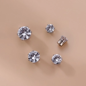 Dettaglio di orecchini magnetici con pietre di zirconia cubica con incastonatura a sei griffe