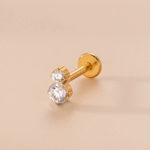 Vue macro de profil du labret 16G doré orné de deux pierres de zircone cubique claires
