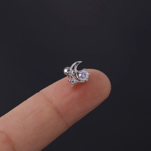 Makroansicht des mondförmigen Piercing-Steckers mit bunten Zirkonia und Kugelverschluss