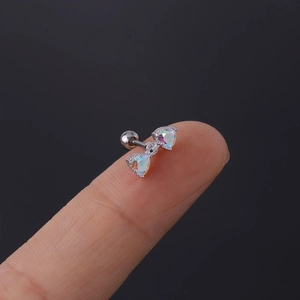 Detailaufnahme von Herz-Opal-Ohrstecker mit Schraubverschluss zur Größendarstellung