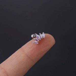 Makroaufnahme von 20G Chirurgenstahl-Ohrstecker mit bunten Marquise-Zirkonia-Steinen