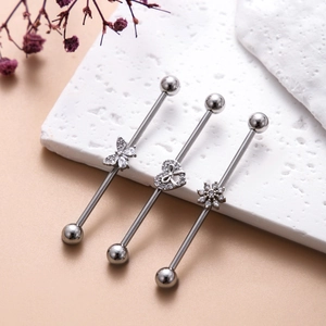 Trois piercings industriel en acier argenté avec motifs papillon et cœur en zircon