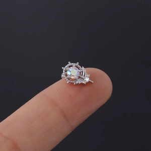 Makroaufnahme eines 20G Edelstahl-Ohrsteckers mit AB-Zirkonia und Ruder-Blatt-Design