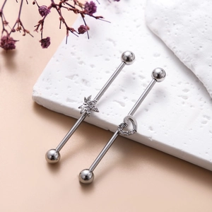 Set de boucles d'oreilles industriel argenté avec motifs cœur et fleur en zircon