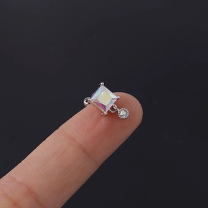 Detail von quadratischem AB-Zirkon-Edelstahl-Ohrstecker mit hängendem Tropfen