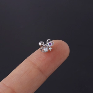 Makrodetail eines Schmetterling Ohrsteckers mit Aurora-Strass auf poliertem Metall