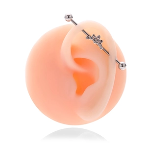 Piercing industriel en argent avec grappe de fleurs en zircon sur modèle d'oreille
