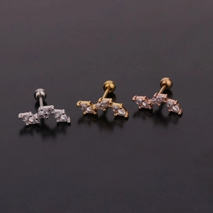 Dettaglio di orecchini a perno con zirconi marquise in argento, oro e oro rosa con chiusura